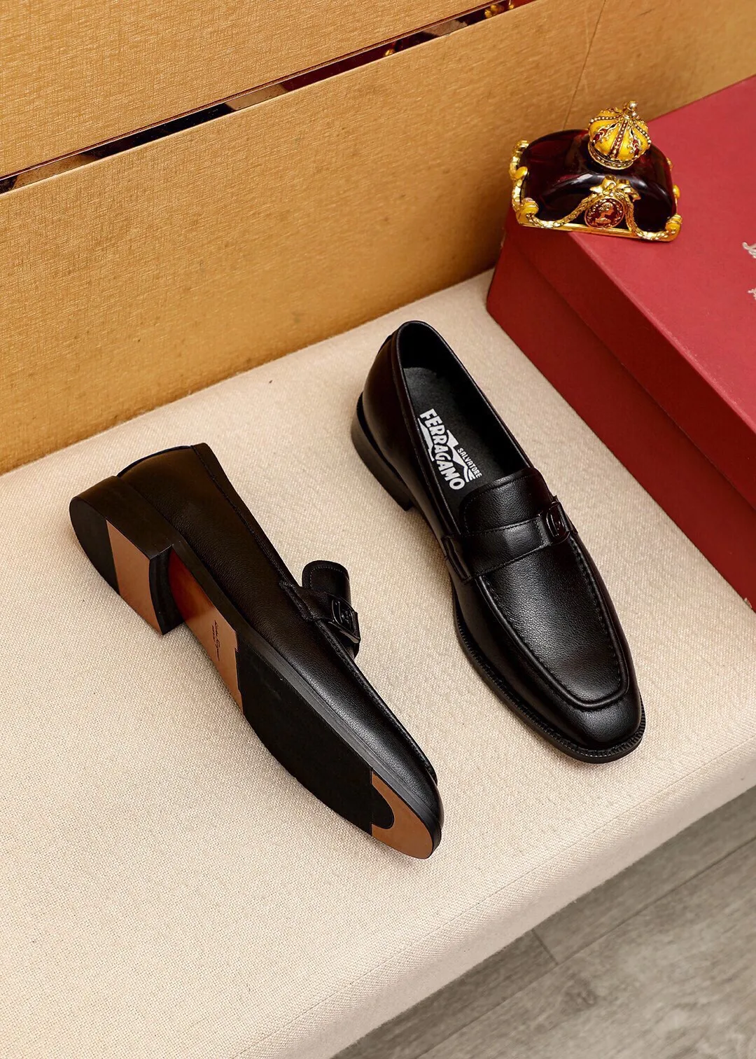 Men's shoes 💰400 💐 Product trademark: Ferragamo "Ferragamo" casual leather shoes Regular size: 39-44 (38.45.46🉑️customized) Product materials: Selected imported calfskin upper + classic hardware buckle, imported pig leather lining. Strong three-dimensional visual effect, non-slip and wear-resistant combination outsole Color: 1⃣️color optional